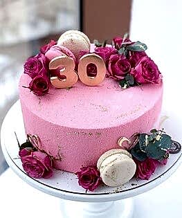 Торт розовый с живыми цветами и макарунс