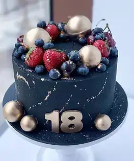 Торт черный с золотыми шарами и ягодами