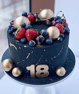 Торт черный с золотыми шарами и ягодами