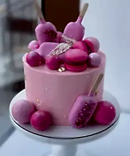 Торт розовый с шарами, эскимо и макарунами