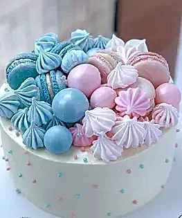 Торт на Гендер-пати с безе и макарунами