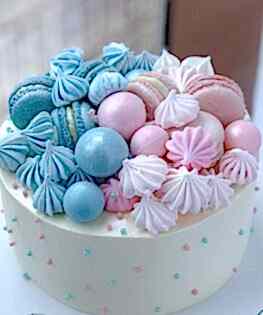 Торт на Гендер-пати с безе и макарунами