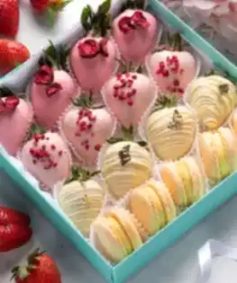 Клубника в шоколаде  + макаруны