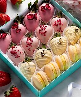 Клубника в шоколаде  + макаруны