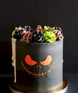 Торт с ухмылкой Джека и кремовыми барашками