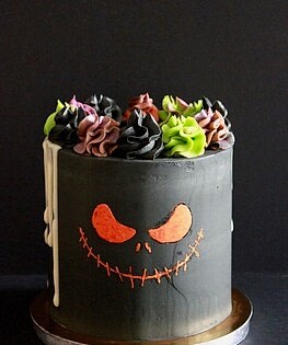 Торт с ухмылкой Джека и кремовыми барашками