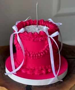 Торт Ламбет с блестками при задувании