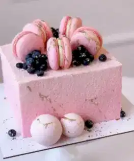 Розовый квадратный торт