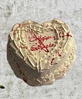 Торт Сердце бывшего с брызгами при нарезке