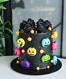 Торт на Хэллоуин черный с тыквами