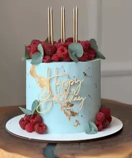 Торт голубой с малиной и свечами