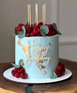 Торт голубой с малиной и свечами