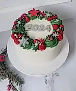 Новогодний торт со снежинками и кремовыми барашками