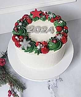 Новогодний торт со снежинками и кремовыми барашками