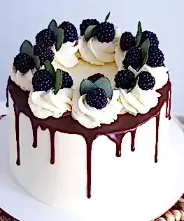 Торт с ягодами и кремовыми барашками