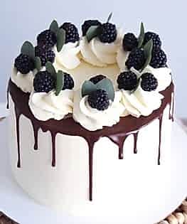 Торт с ягодами и кремовыми барашками