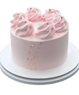 Розовый торт с кремовыми барашками