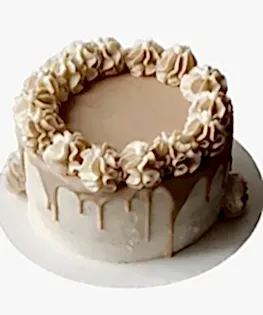 Бежевый торт с кремовыми барашками