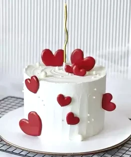 Торт на 14 февраля с сердцами и свечкой