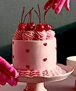 Торт на 14 февраля с сердцами и вишней