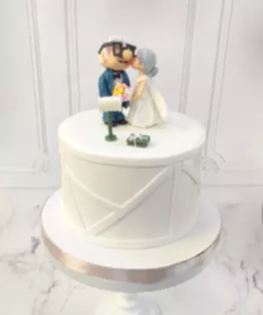 Свадебный торт с милыми фигурками в один ярус