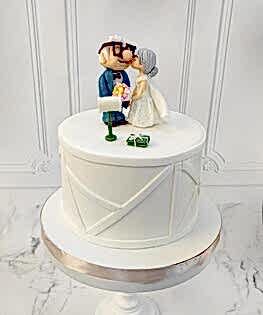 Свадебный торт с милыми фигурками в один ярус