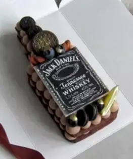 Торт в форме бутылки