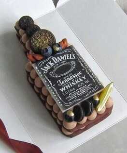 Торт в форме бутылки