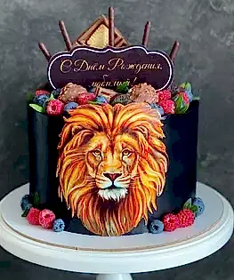 Торт черный с топпером, ягодами и печеньем