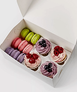 Набор десертов (капкейки + макаруны)