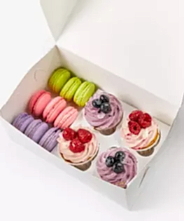 Набор десертов (капкейки + макаруны)