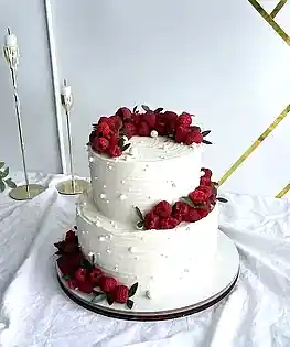 Свадебный торт с ягодами в два яруса