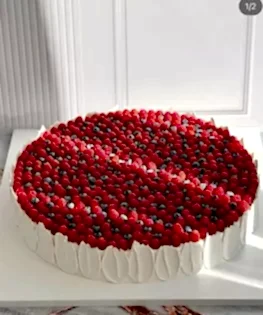 Одноярусный круглый свадебный торт с ягодами