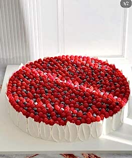 Одноярусный круглый свадебный торт с ягодами