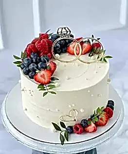 Свадебный торт с кольцами и ягодами