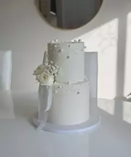 Свадебный торт с нежной розой и бантиком