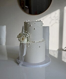 Свадебный торт с нежной розой и бантиком