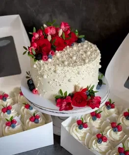 Свадебный набор с яркими живыми цветами