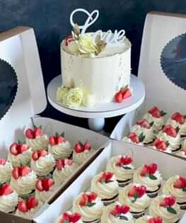 Свадебный набор с живыми цветами и ягодами