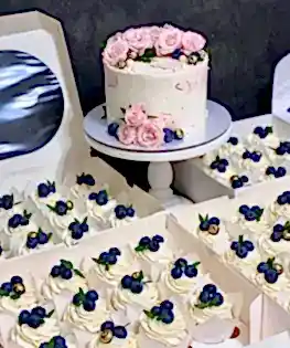 Свадебный набор нежный с живыми цветами и ягодами