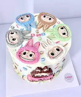 Торт Labubu с милыми цветными рожицами