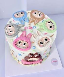 Торт Labubu с милыми цветными рожицами
