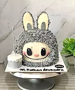Торт Labubu с милой рожицей и маленьким тортиком