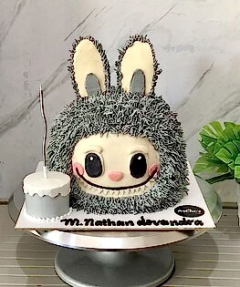 Торт Labubu с милой рожицей и маленьким тортиком