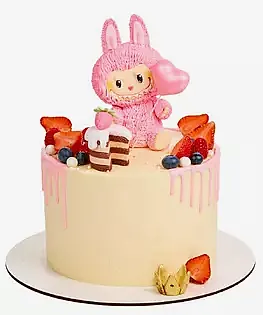Торт Labubu с фигуркой и ягодами