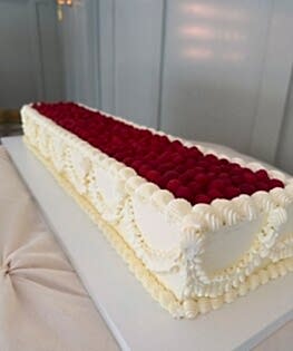 Вытянутый Свадебный торт с ягодами