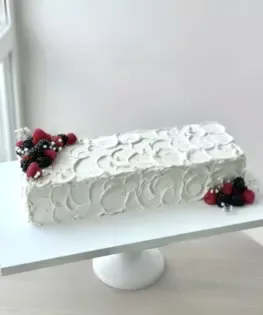 Вытянутый Свадебный торт с ягодами и сухоцветом