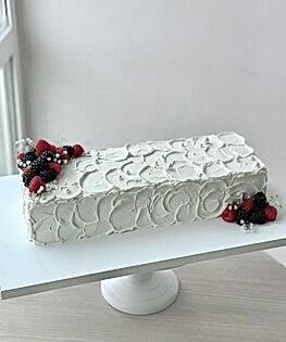 Вытянутый Свадебный торт с ягодами и сухоцветом