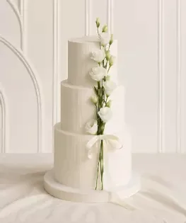 Свадебный торт в три яруса с живыми цветами