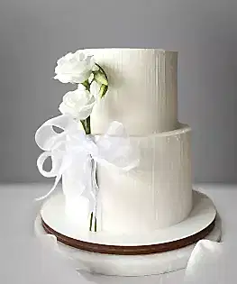 Свадебный торт с живыми цветами в стиле минимализм